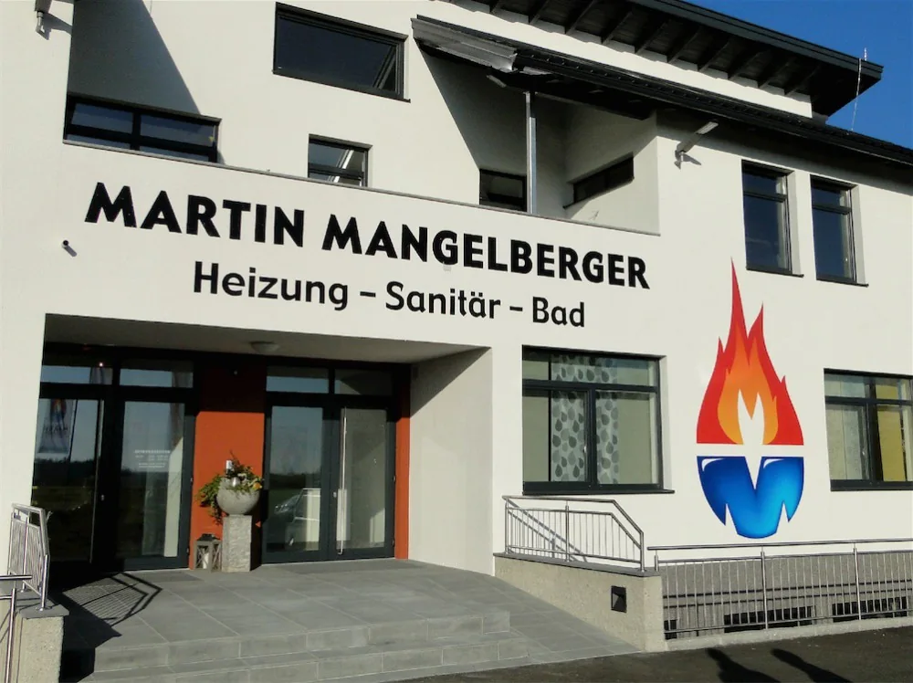 Firmenkennzeichnung an einer Fassade