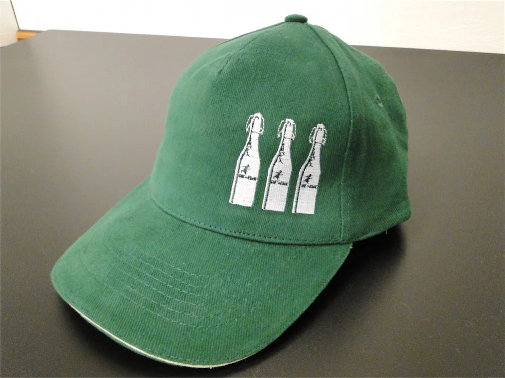 Logo auf einer Cap aus dem Buxbaum-Projektarchiv