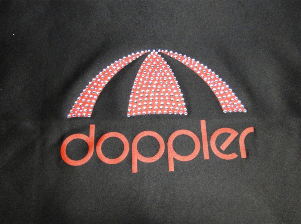 Rotes Doppler-Motiv mit Strasssteinen auf dunklem Stoff